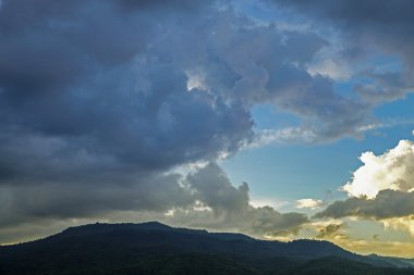 Fırtına ve yağmur bulut dağ hareket