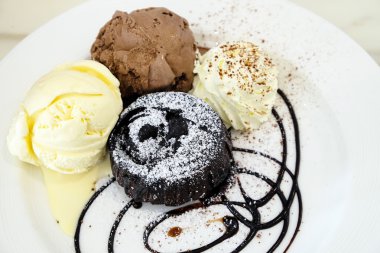 Çanak dondurma ile Çikolata Lava Kek