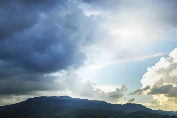 Storm en regen wolk die langs de berg — Stockfoto