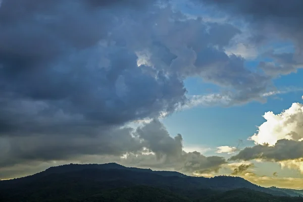 Storm en regen wolk die langs de berg — Stockfoto