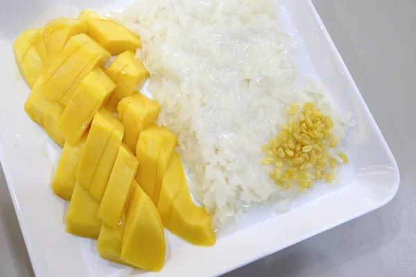 Thailändsk stil efterrätt, klibbigt ris äta med mango — Stockfoto