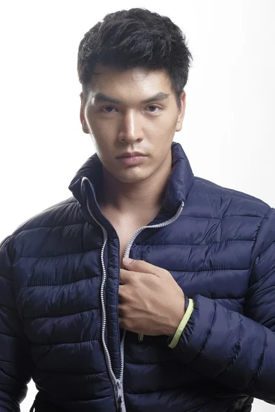 Retrato de hombre asiático en el abrigo — Foto de Stock