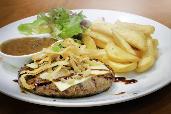 Steak sapi disajikan dengan kentang goreng dan salad — Stok Foto