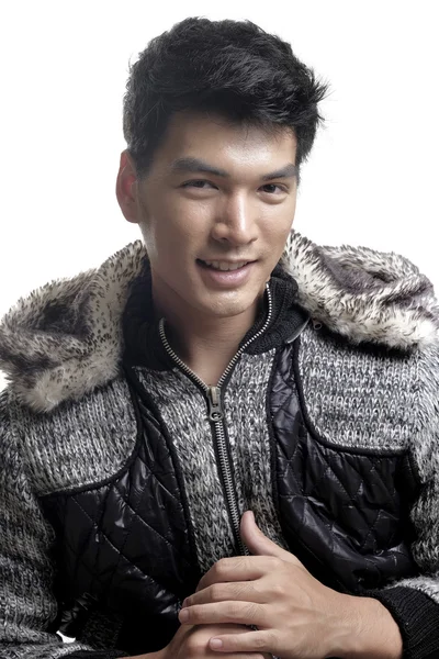Asiatisk man i päls och garn textur jacka — Stockfoto