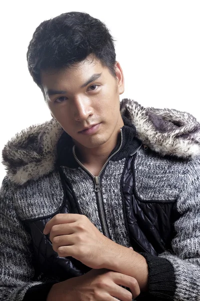 Asiatisk man i päls och garn textur jacka — Stockfoto