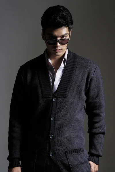 Azjatycki człowiek w przędzy sweter z okulary — Zdjęcie stockowe
