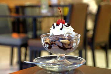 Kırbaçlanan krem beyaz çikolatalı dondurma dondurma