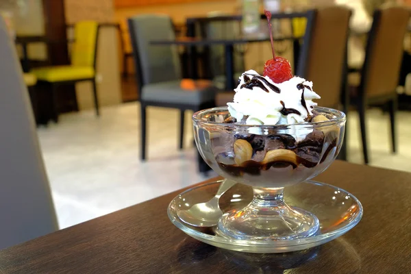 Chocolade sundae consumptie-ijs met wit ranselende room — Stockfoto