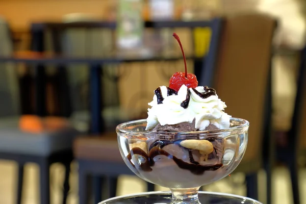 Chocolade sundae consumptie-ijs met wit ranselende room — Stockfoto