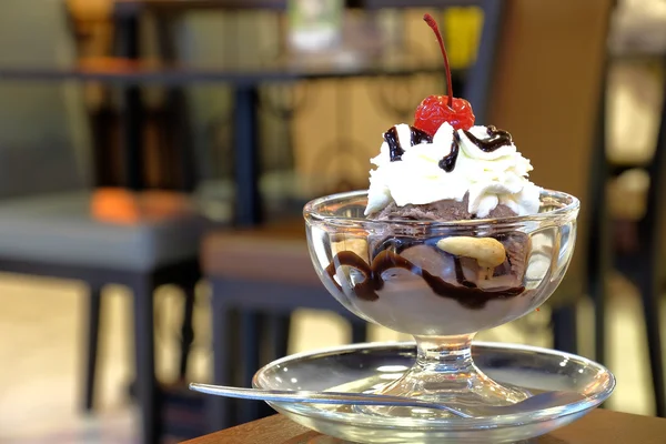 Helado de helado de helado de chocolate con crema batida blanca — Foto de Stock