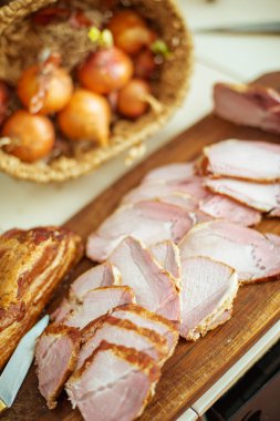 moked pastırma ve bir bardak votka