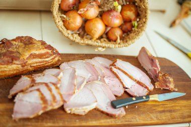 moked pastırma ve bir bardak votka