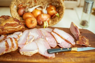 moked pastırma ve bir bardak votka