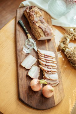 moked pastırma ve bir bardak votka