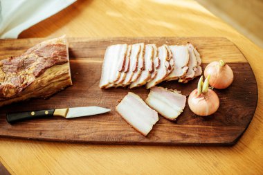 moked pastırma ve bir bardak votka