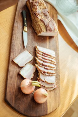 moked pastırma ve bir bardak votka