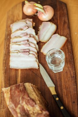 moked pastırma ve bir bardak votka