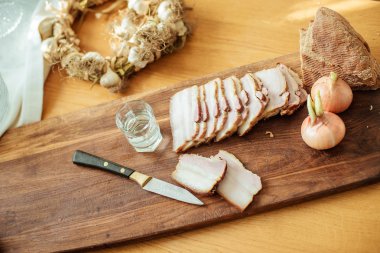 moked pastırma ve bir bardak votka