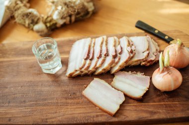 moked pastırma ve bir bardak votka