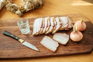 moked pastırma ve bir bardak votka