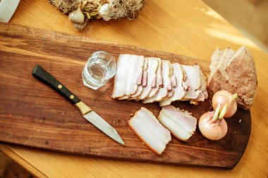 moked pastırma ve bir bardak votka