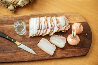 moked pastırma ve bir bardak votka