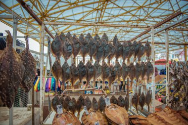 Birlikte balık pazarının bir dükkanda ipler asılmış balıklar kurutulmuş