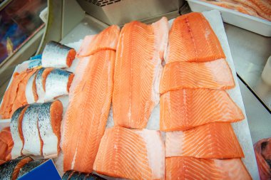 dükkanda taze somon fileto