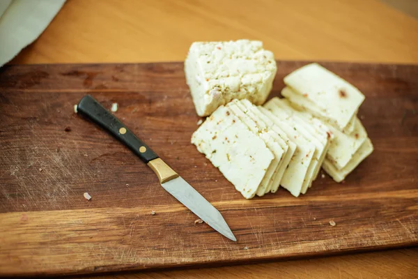 Ahşap zemin üzerine peynir — Stok fotoğraf