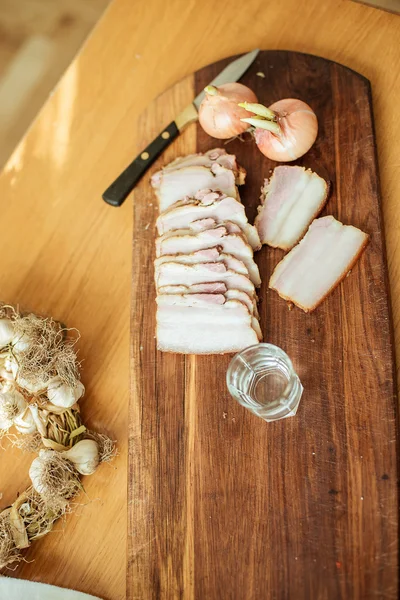 moked pastırma ve bir bardak votka