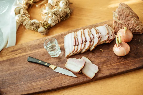 moked pastırma ve bir bardak votka