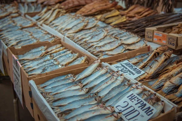 Peces secos en el mercado de pescado — Foto de Stock