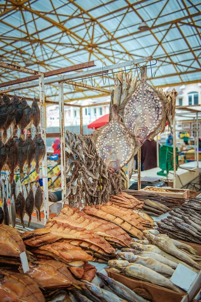 Peces secos colgados con las cuerdas en una tienda de pescado — Foto de Stock