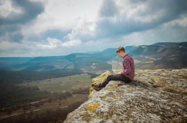 adam açık havada laptop ile çalışan