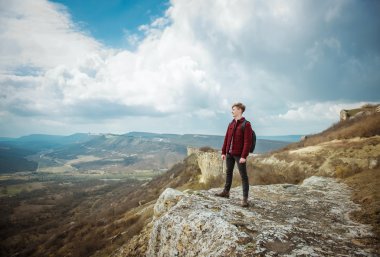 Dağın tepesindeki adam. Kavramsal tasarım.