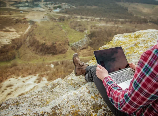 Człowiek pracy na zewnątrz z laptopa — Zdjęcie stockowe