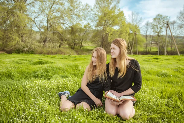 Chicas leyendo la Biblia sobre la naturaleza — Foto de Stock