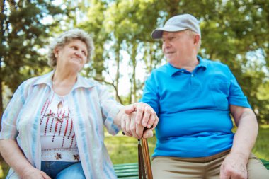 yakın çekim yaşlı erkek ve kadınların el. 