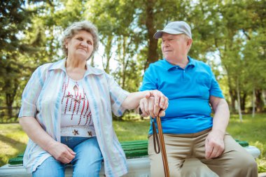 yakın çekim yaşlı erkek ve kadınların el. 