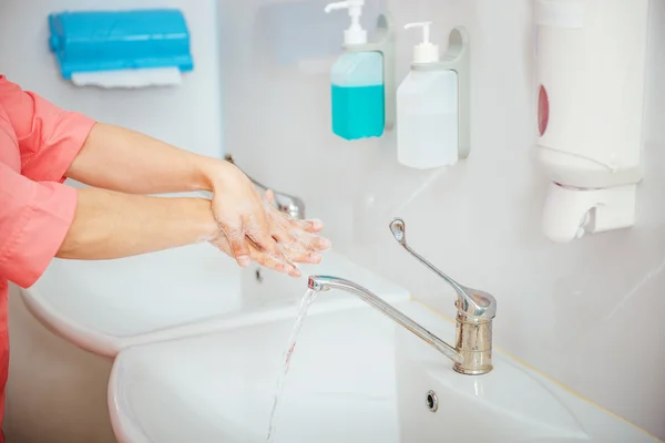Способ мытья рук — стоковое фото