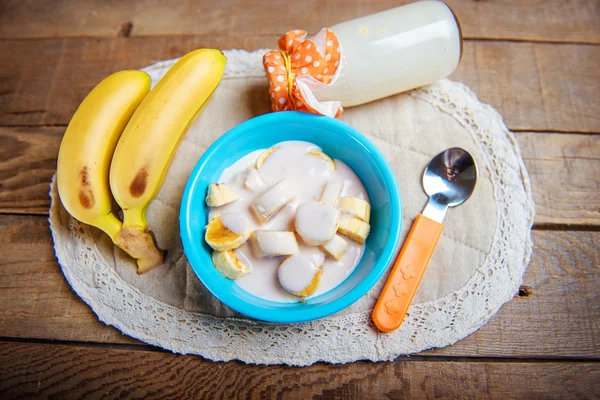 Żywność dla niemowląt, jogurt bananowy — Zdjęcie stockowe