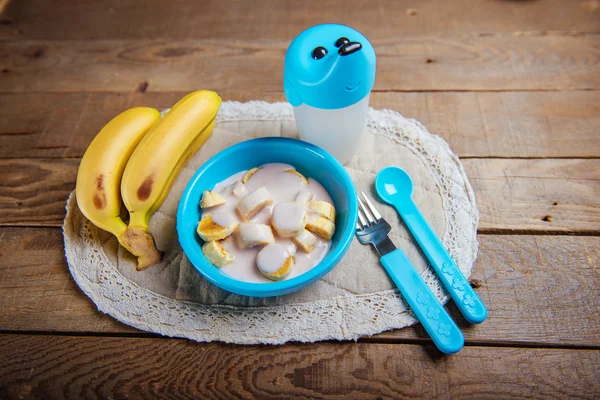 Comida para bebés, yogur de plátano —  Fotos de Stock