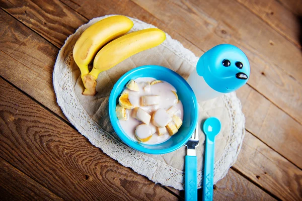 Comida para bebés, yogur de plátano —  Fotos de Stock