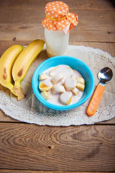 Żywność dla niemowląt, jogurt bananowy — Zdjęcie stockowe