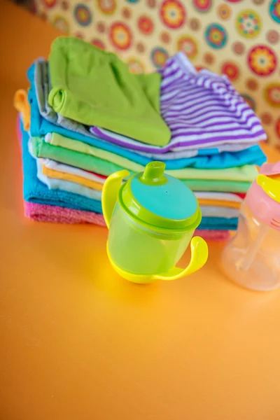 Babyflasche und Babykleidung — Stockfoto