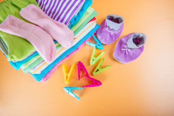 Femme de ménage avec de panier à linge — Photo