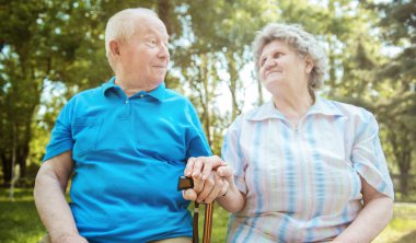 Parkta yaşlı çift rahatlatıcı,