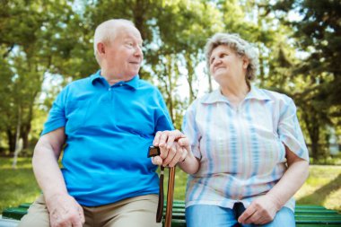 Parkta yaşlı çift rahatlatıcı,