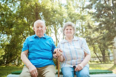 Parkta yaşlı çift rahatlatıcı,