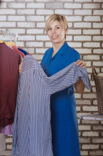 Empregada doméstica com uma pilha de toalhas — Fotografia de Stock